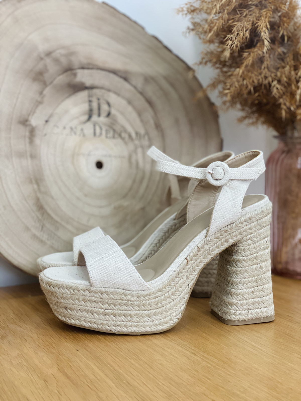 Sandalia de yute con tacón y plataforma delantera.