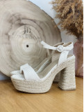 Sandalia de yute con tacón y plataforma delantera.