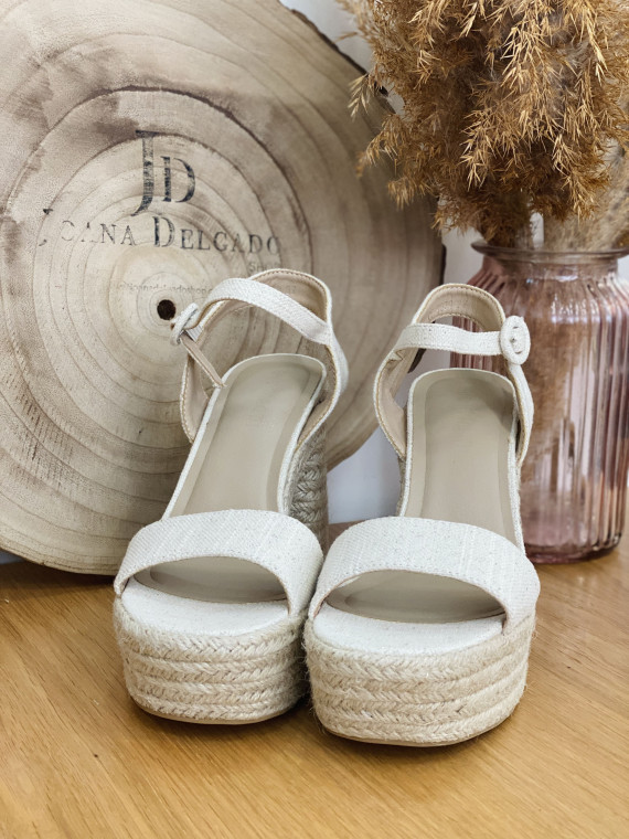 Sandalia de yute con tacón y plataforma delantera.