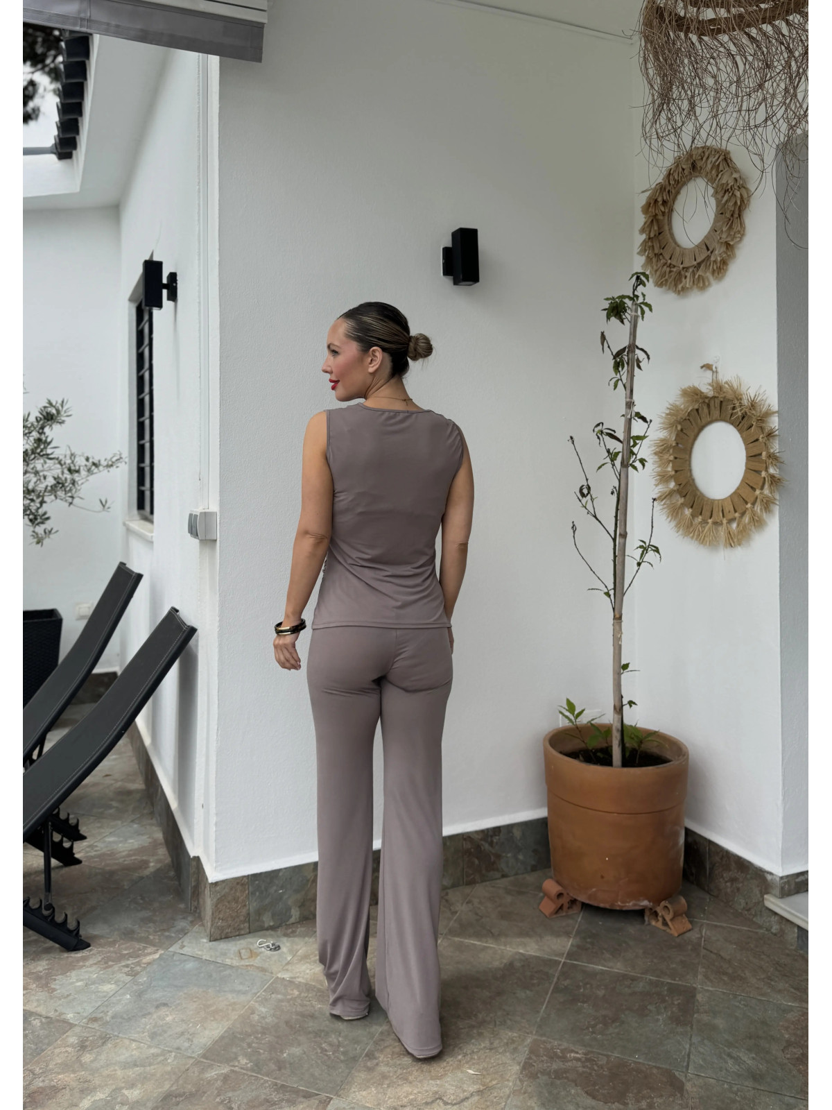 Conjunto de dos piezas compuesta por blusa mas pantalon.