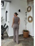 Conjunto de dos piezas compuesta por blusa mas pantalon.
