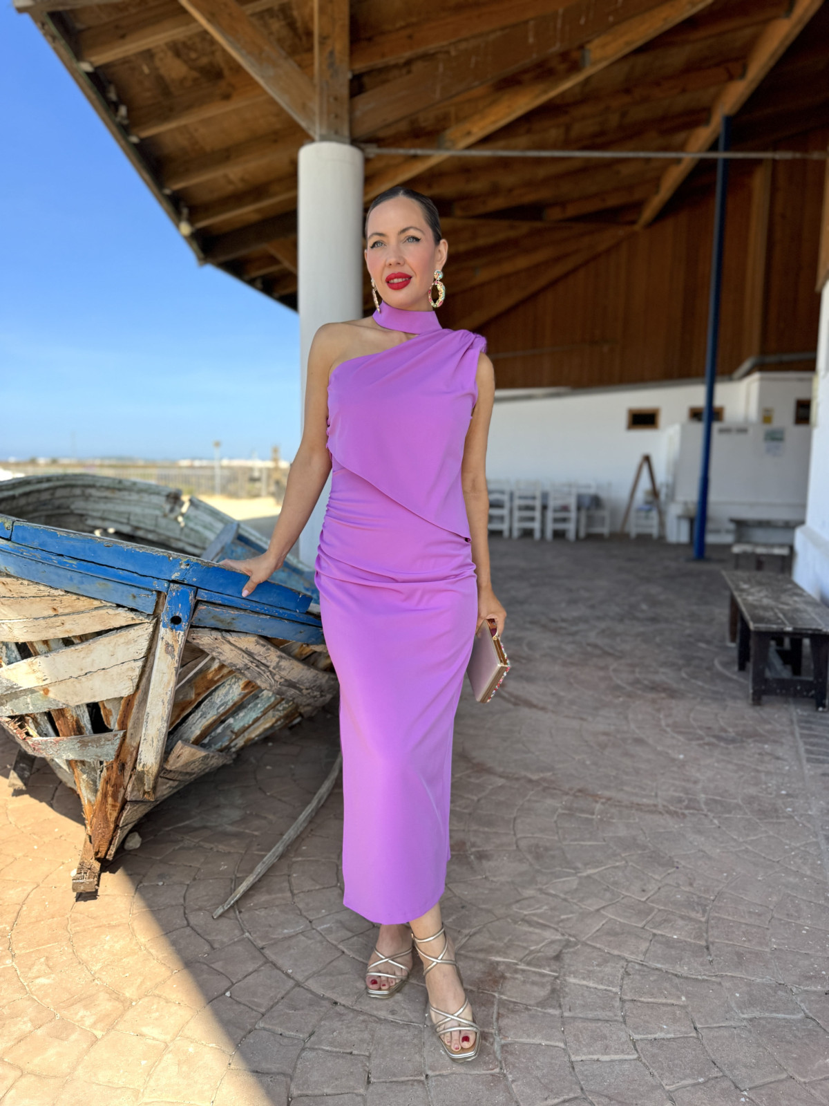 Vestido de fiesta midi de crepe fluído ideal para una invitada de boda