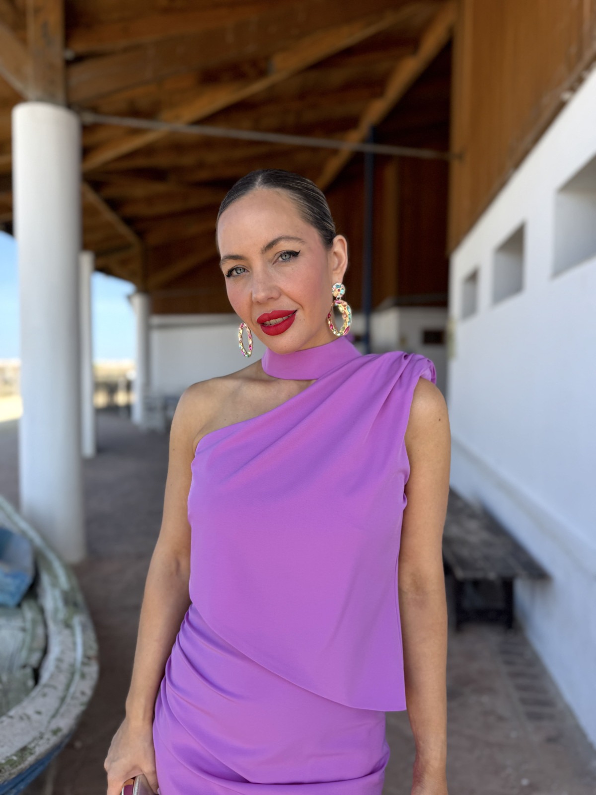 Vestido de fiesta midi de crepe fluído ideal para una invitada de boda