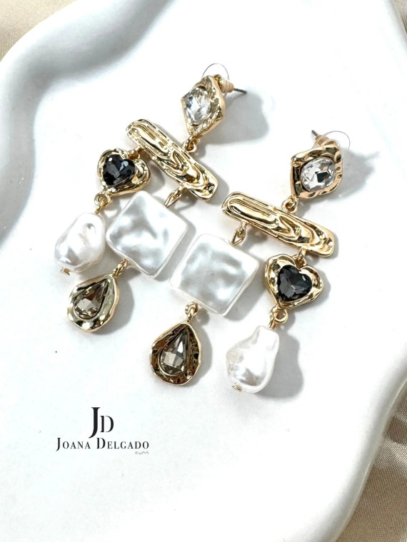 Pendientes dorados con piedras brillantes y nacaradas.