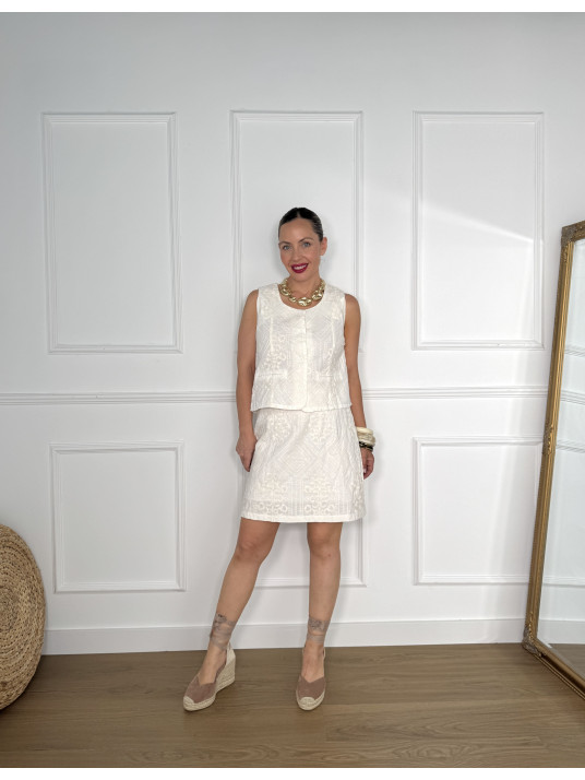 Conjunto de dos piezas de chaleco mas falda bordada.