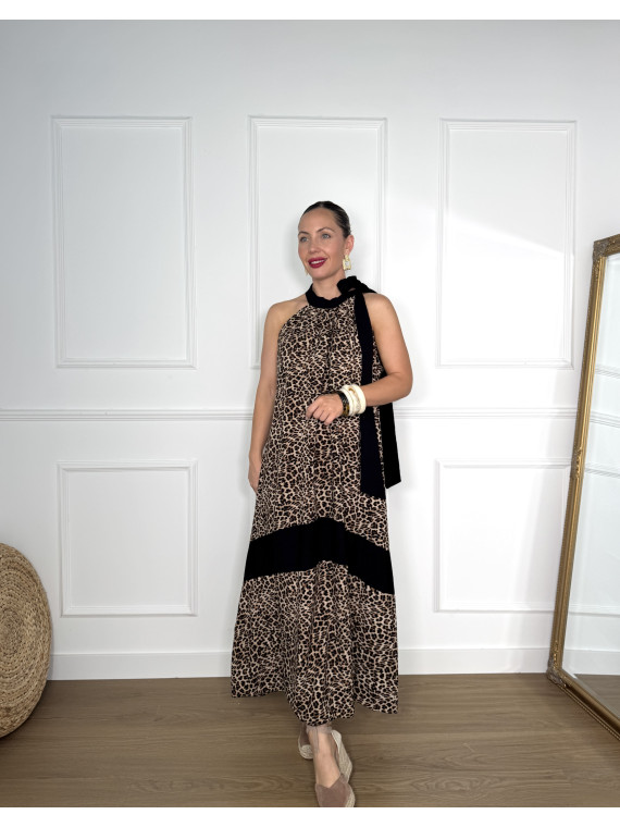 Vestido largo con estampado en animal print de leopardo.