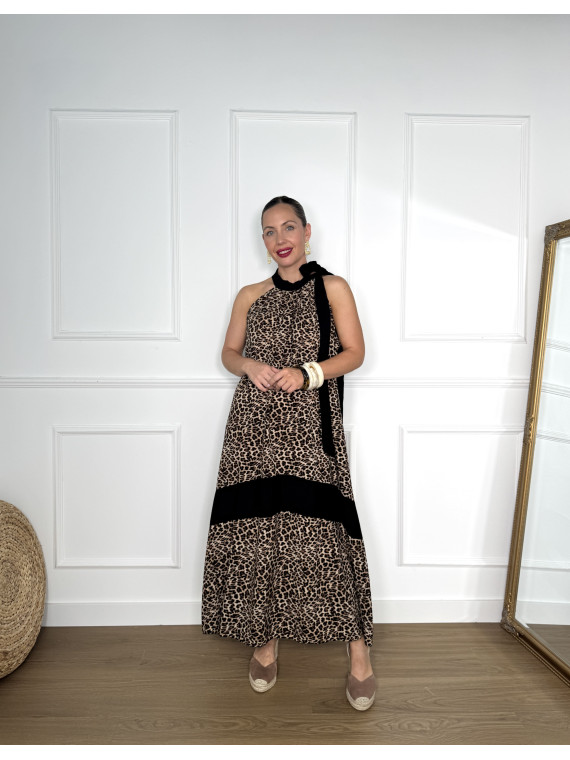 Vestido largo con estampado en animal print de leopardo.