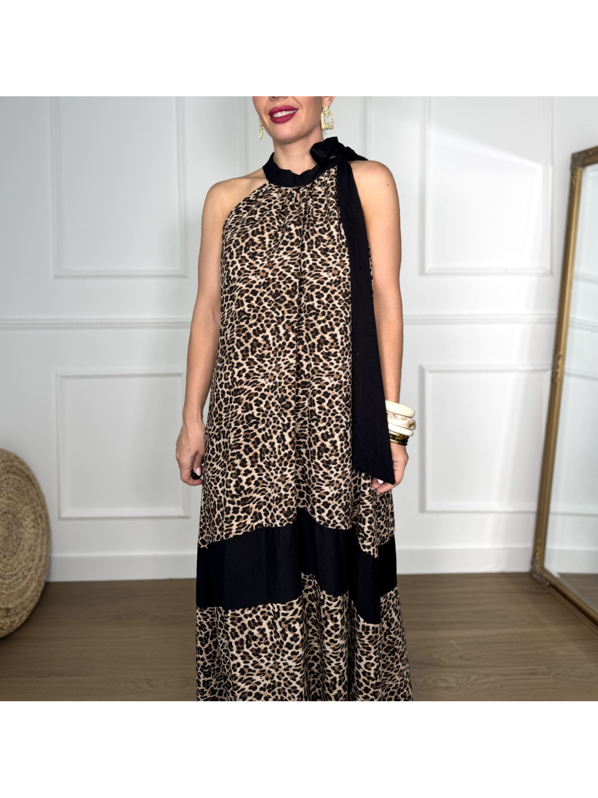 Vestido largo con estampado en animal print de leopardo.