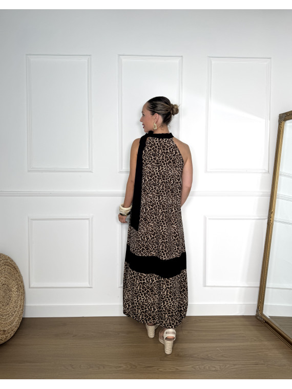 Vestido largo con estampado en animal print de leopardo.