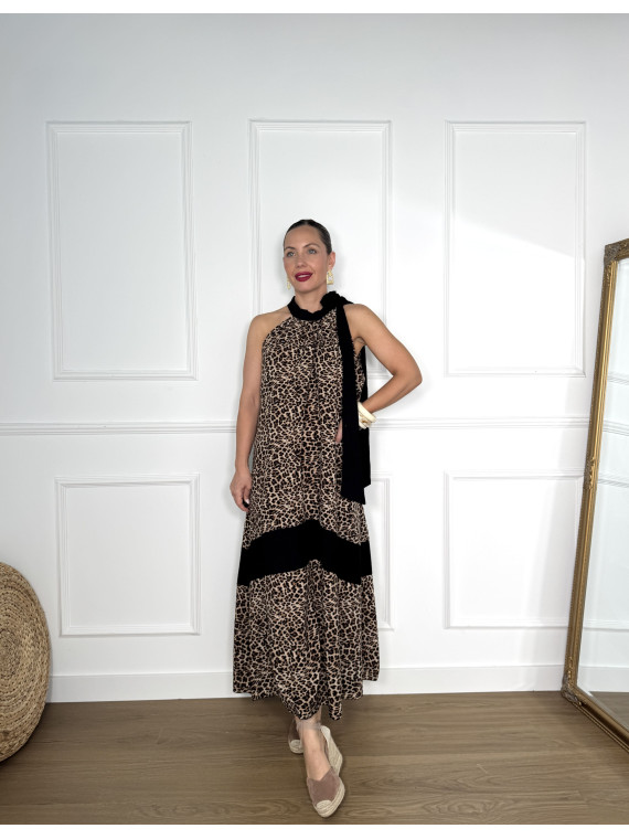Vestido largo con estampado en animal print de leopardo.