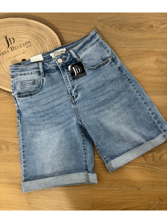 Pantalón vaquero tipo bermuda.