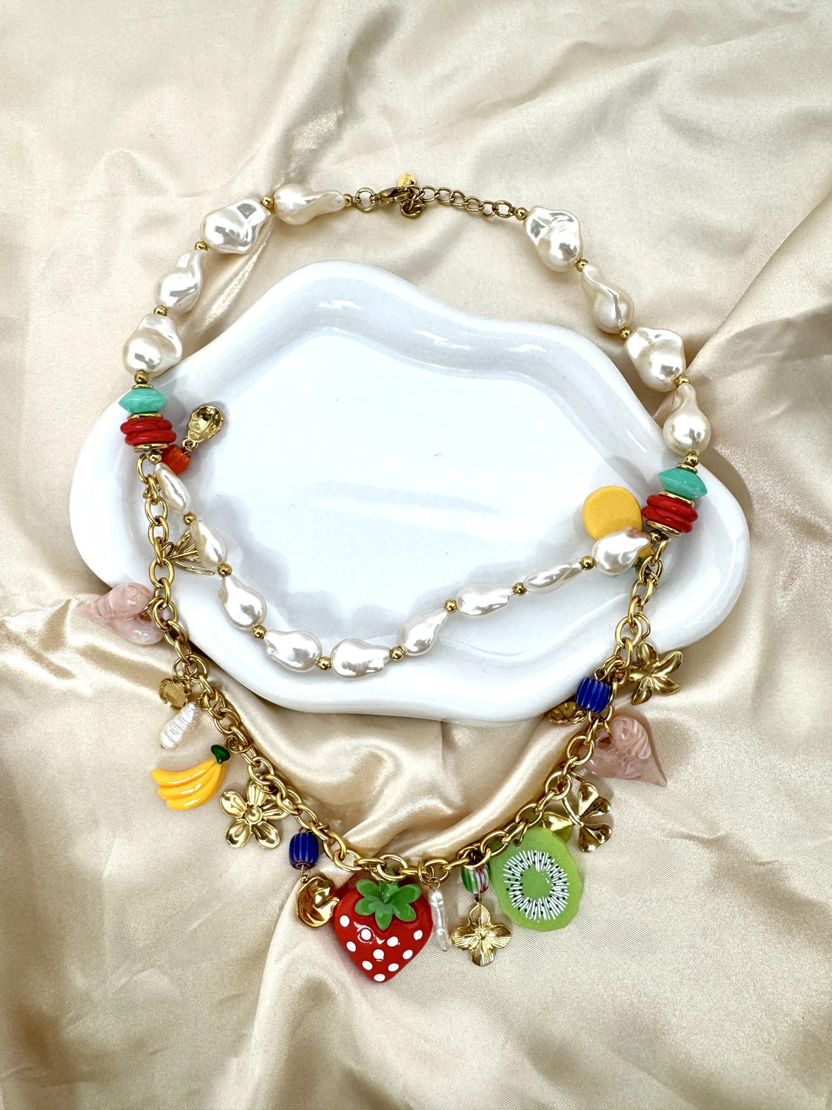 Collar doble, compuesto puna cadena por perlas nacaradas color marfil