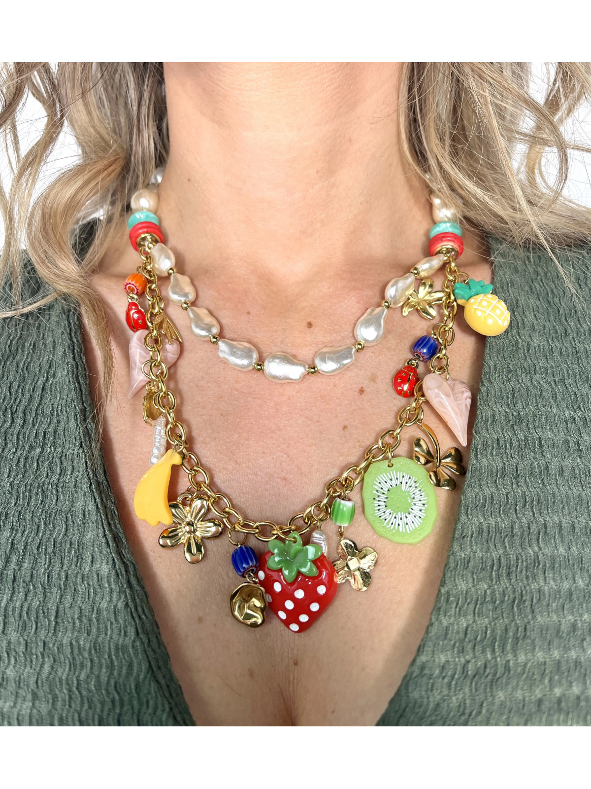 Collar doble, compuesto puna cadena por perlas nacaradas color marfil