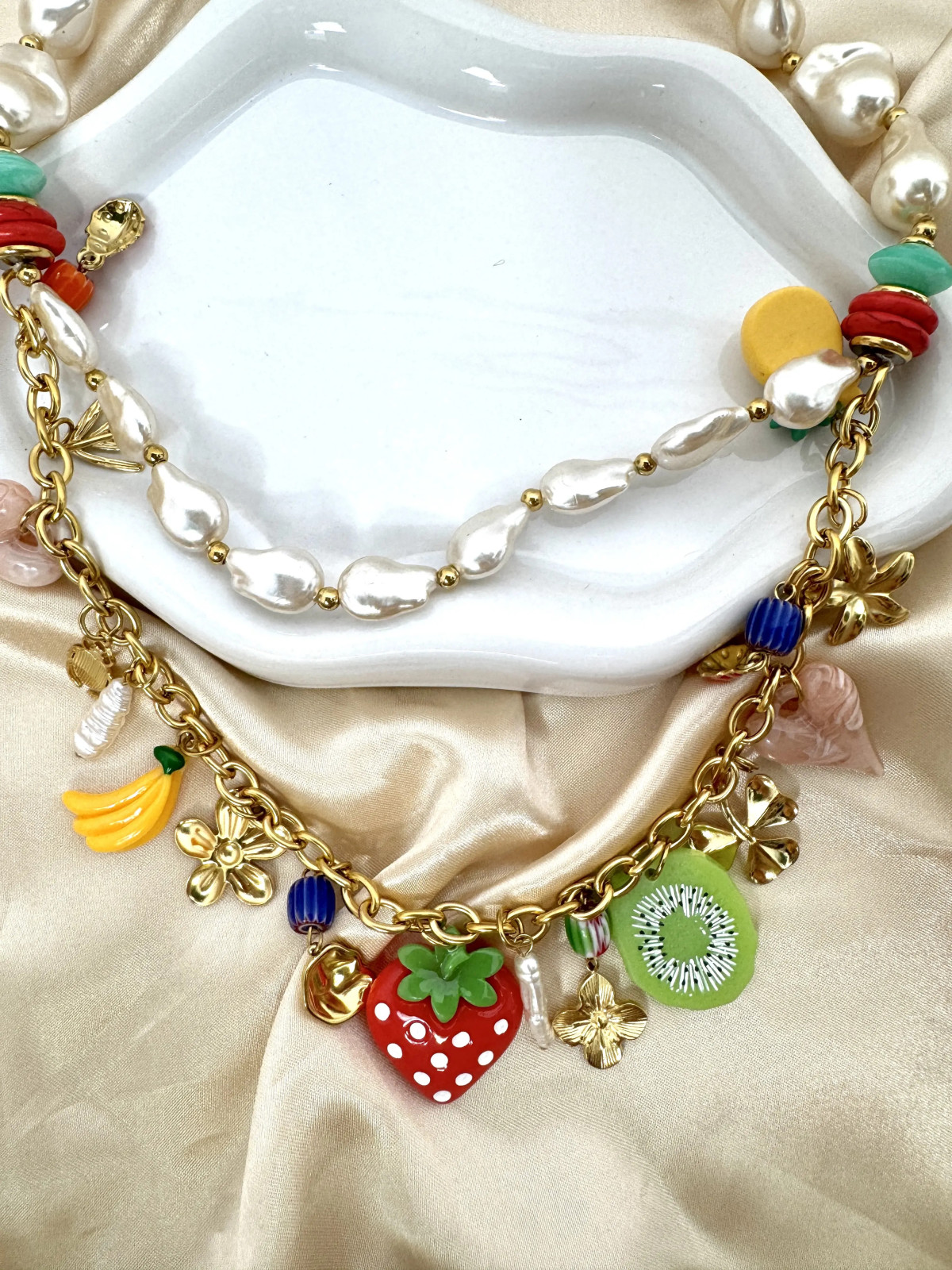 Collar doble, compuesto puna cadena por perlas nacaradas color marfil