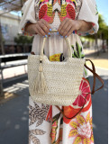 Bolso de papel estilo rafia, intercalando dos tonalidades y con adorno