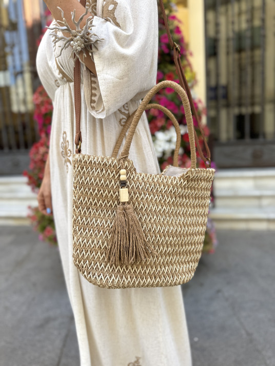 Bolso de papel estilo rafia, intercalando dos tonalidades y con adorno