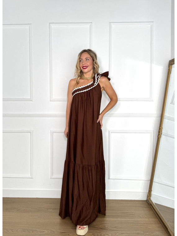 Vestido largo de corte asimétrico en color marrón chocolate.