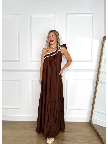 Vestido largo de corte asimétrico en color marrón chocolate.