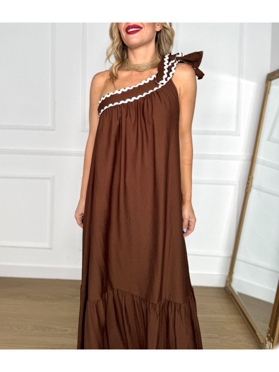 Vestido largo de corte asimétrico en color marrón chocolate.