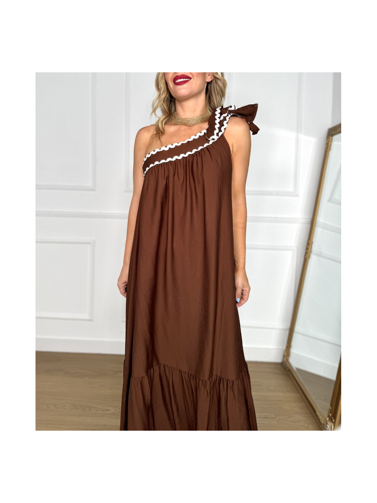 Vestido largo de corte asimétrico en color marrón chocolate.