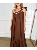 Vestido largo de corte asimétrico en color marrón chocolate.