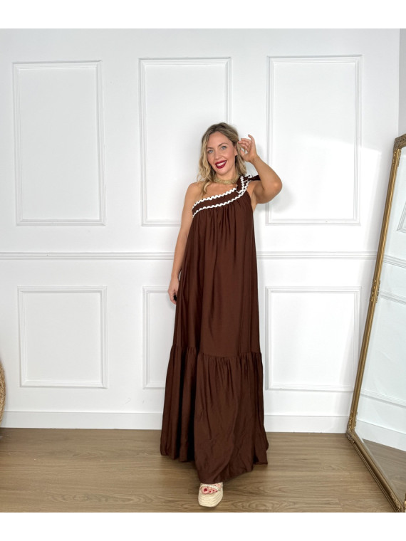 Vestido largo de corte asimétrico en color marrón chocolate.
