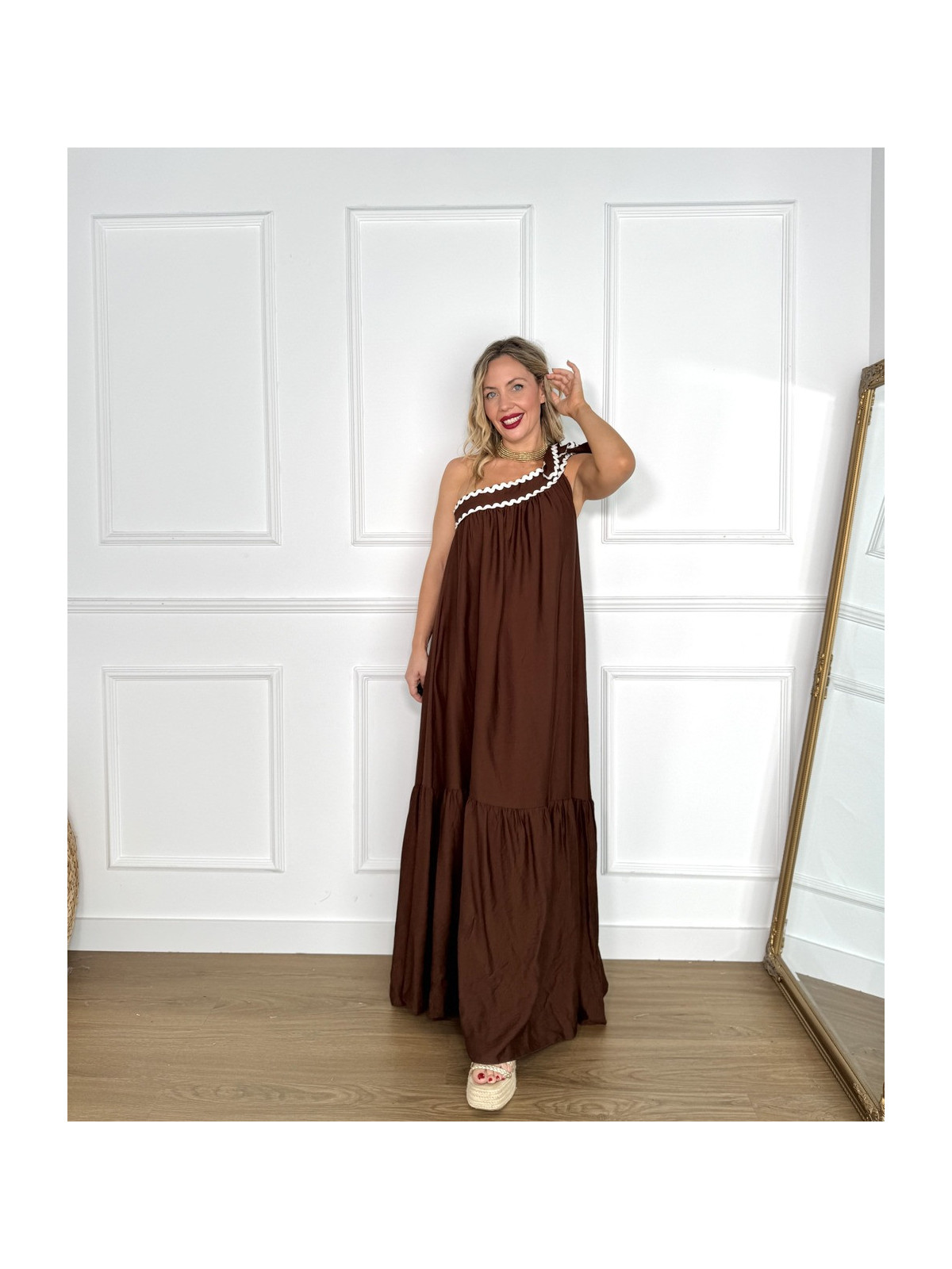 Vestido largo de corte asimétrico en color marrón chocolate.
