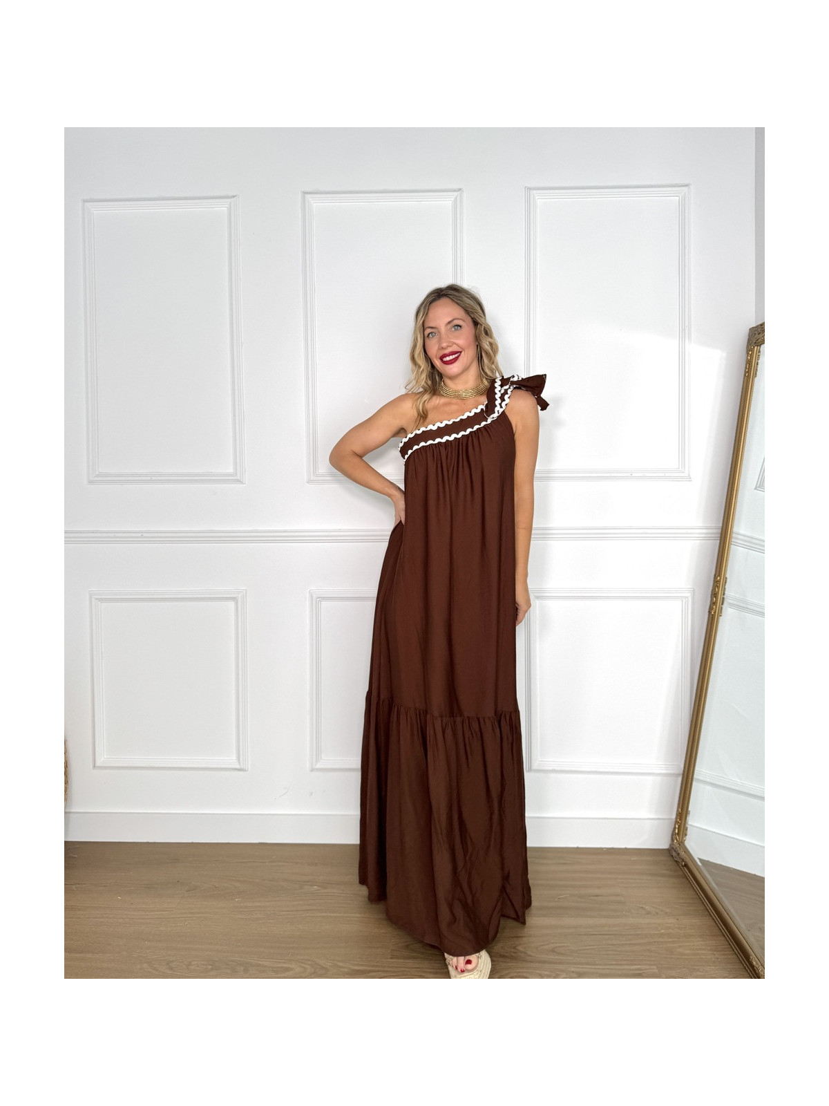 Vestido largo de corte asimétrico en color marrón chocolate.