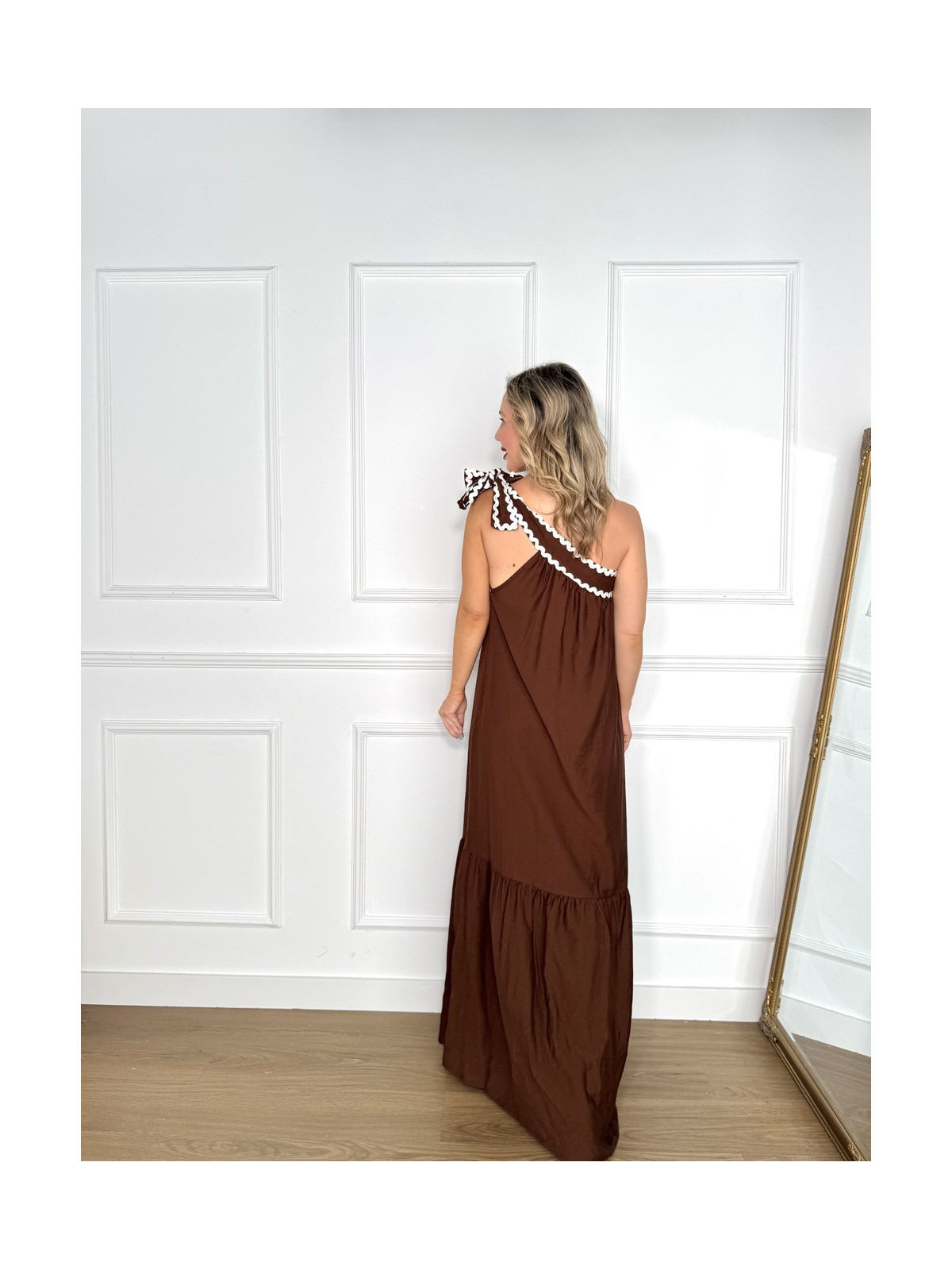 Vestido largo de corte asimétrico en color marrón chocolate.