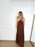 Vestido largo de corte asimétrico en color marrón chocolate.