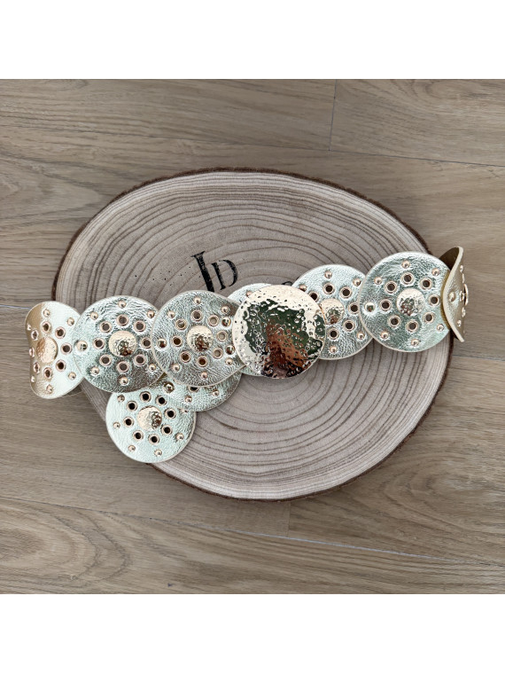 Cinturón de polipiel dorado formado por círculos.