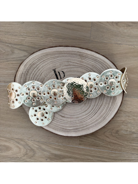 Cinturón de polipiel dorado formado por círculos.