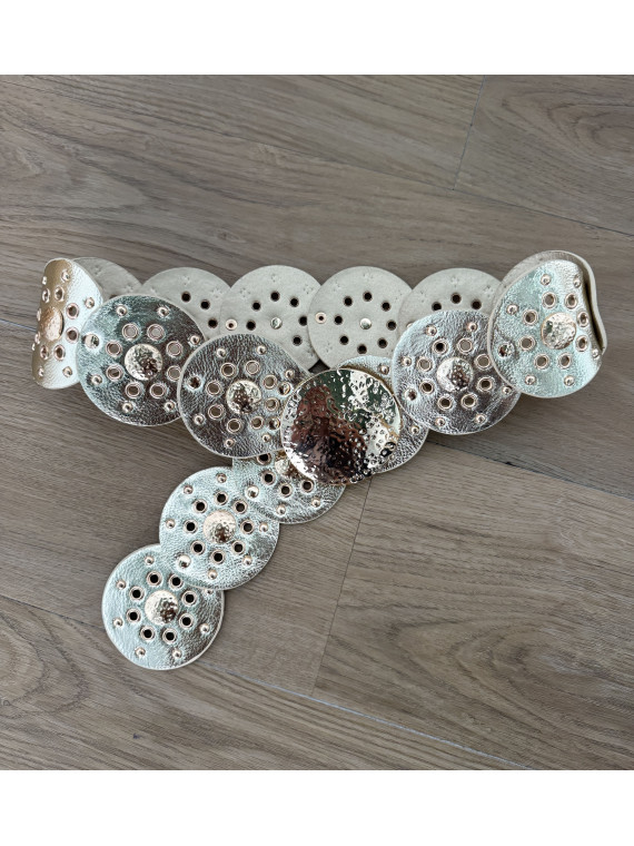 Cinturón de polipiel dorado formado por círculos.