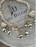 Collar metálico dorado con adornos en forma de cerezas y corazones.