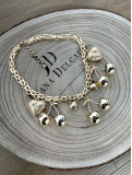 Collar metálico dorado con adornos en forma de cerezas y corazones.