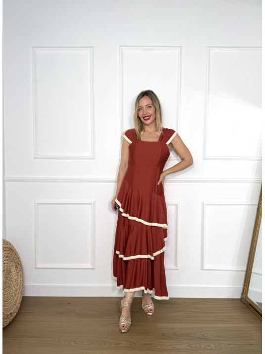 Vestido midi color caldera, con volantes y adorno de tira desflecada.