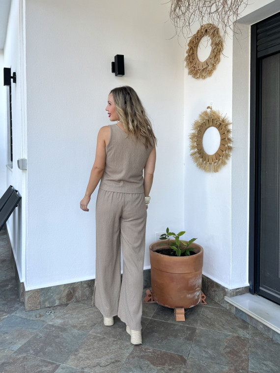 Conjunto de dos piezas formado por top y pantalón.