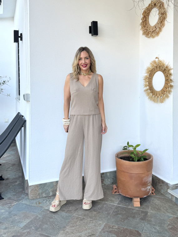 Conjunto de dos piezas formado por top y pantalón.