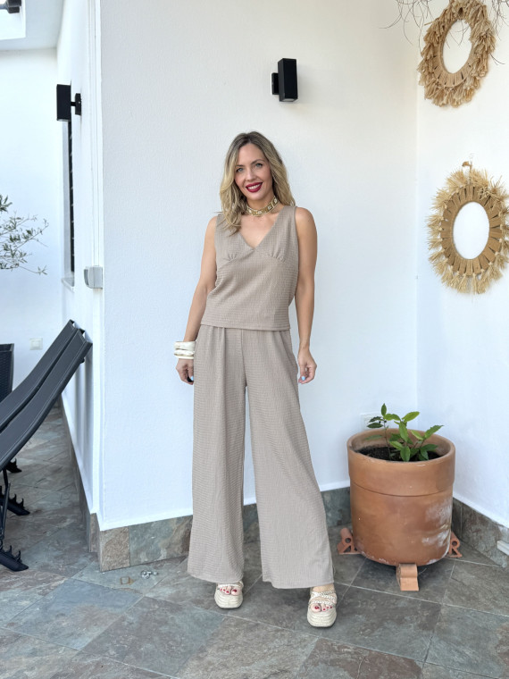 Conjunto de dos piezas formado por top y pantalón.