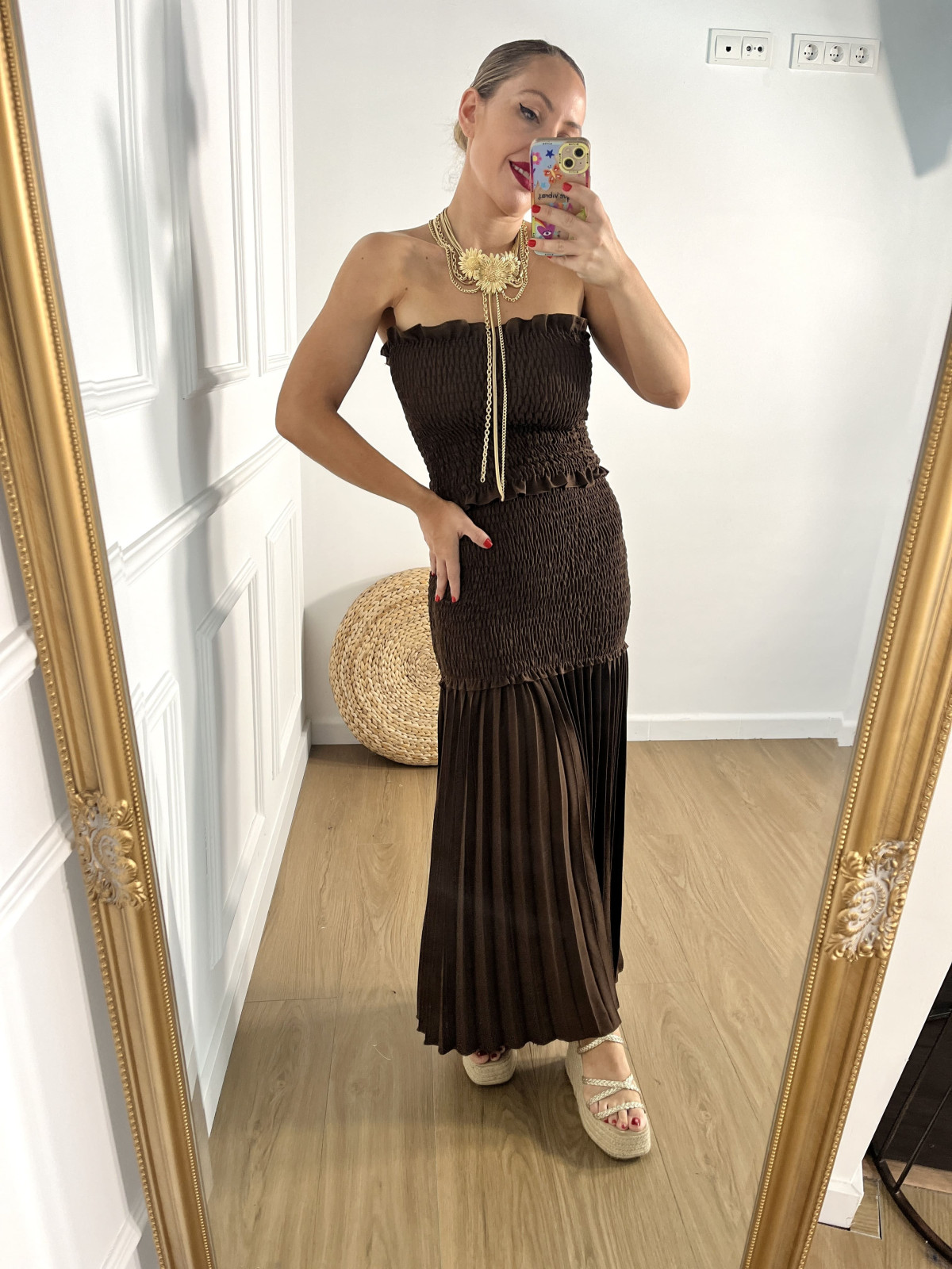 Collar metálico dorado con adorno de cadenas y girasoles.