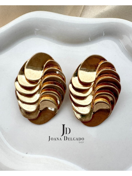 Pendiente dorado ovalado con relieve, ideal para complementar tus look