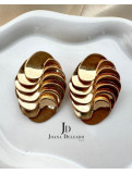 Pendiente dorado ovalado con relieve, ideal para complementar tus look