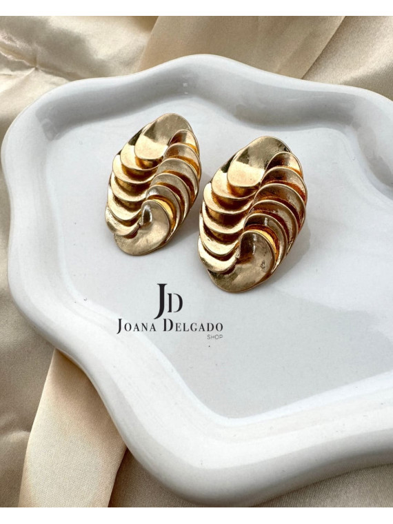 Pendiente dorado ovalado con relieve, ideal para complementar tus look