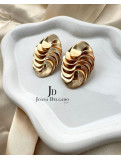 Pendiente dorado ovalado con relieve, ideal para complementar tus look