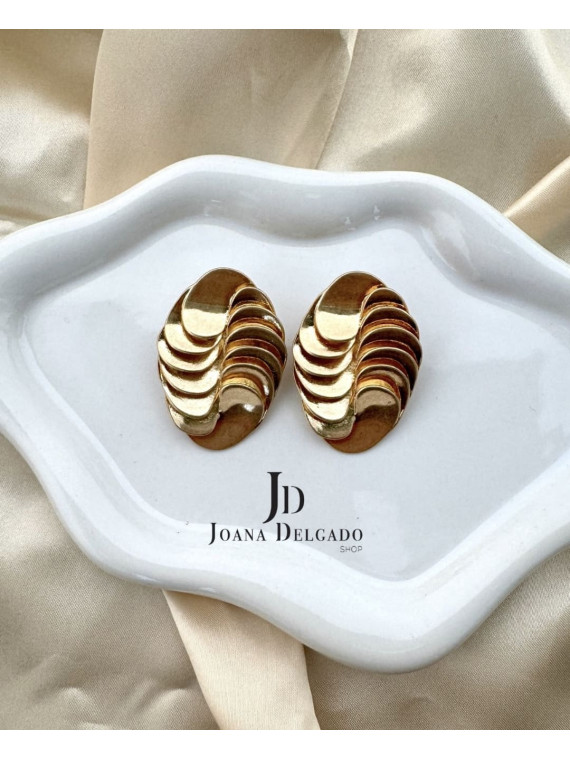 Pendiente dorado ovalado con relieve, ideal para complementar tus look