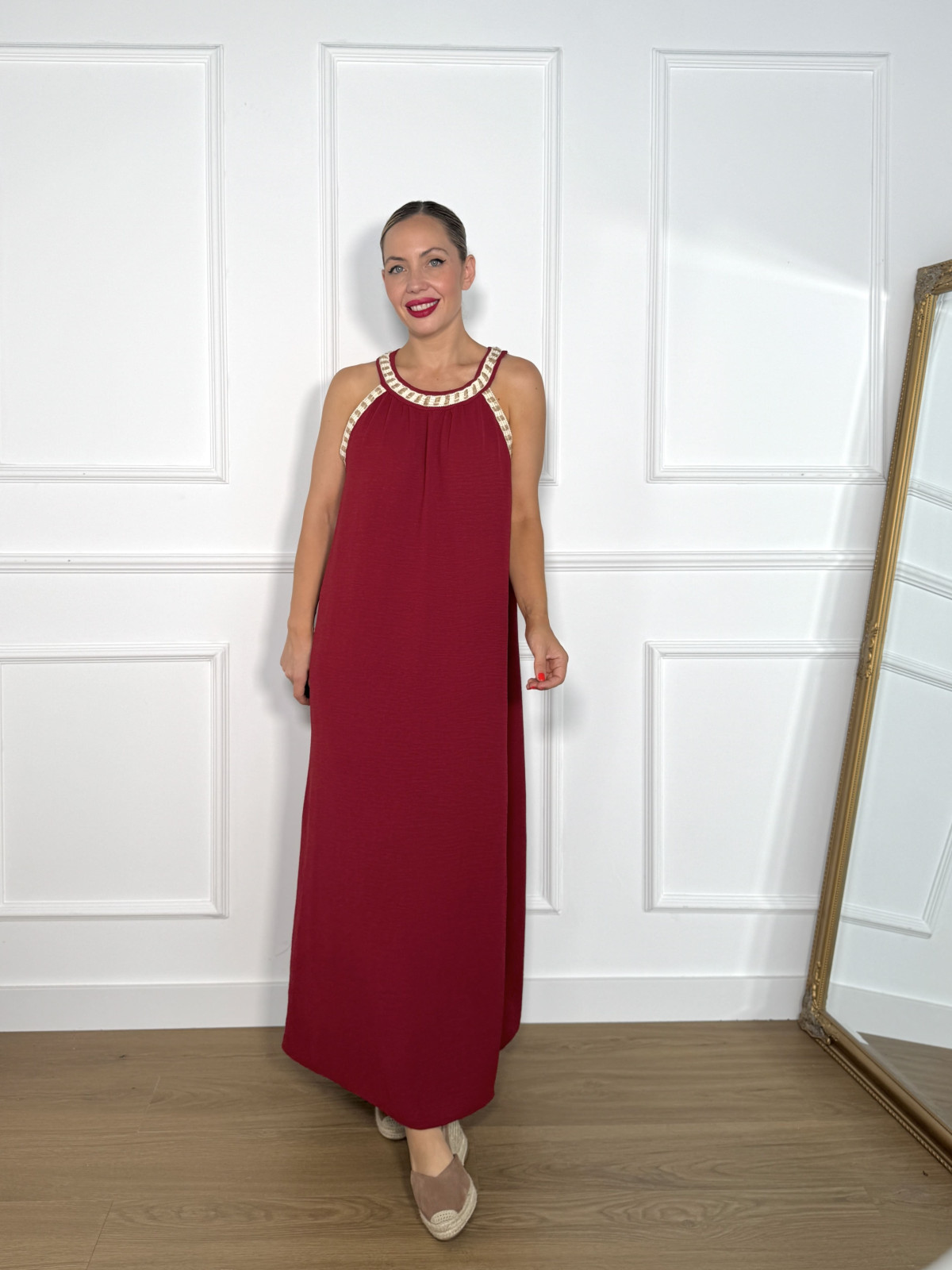 Vestido largo en color liso, con adorno de tira de algodón y rafia.