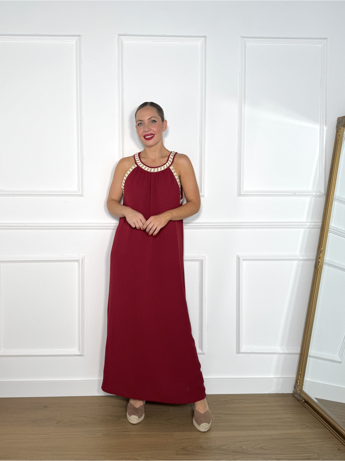 Vestido largo en color liso, con adorno de tira de algodón y rafia.