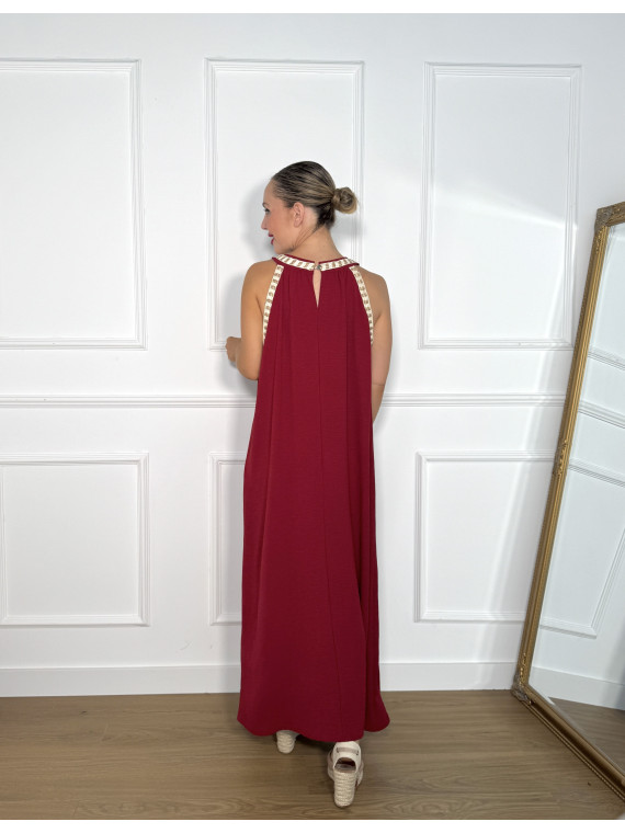 Vestido largo en color liso, con adorno de tira de algodón y rafia.