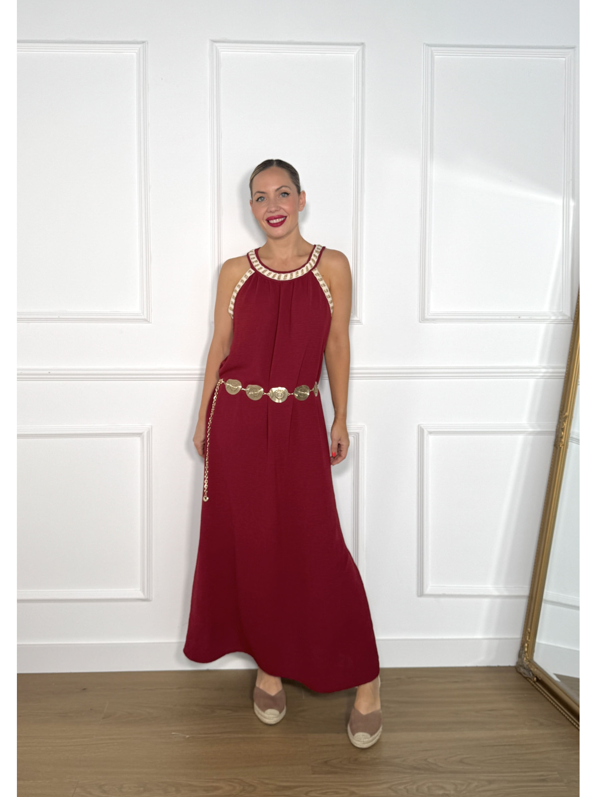 Vestido largo en color liso, con adorno de tira de algodón y rafia.