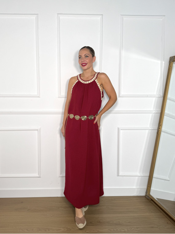 Vestido largo en color liso, con adorno de tira de algodón y rafia.